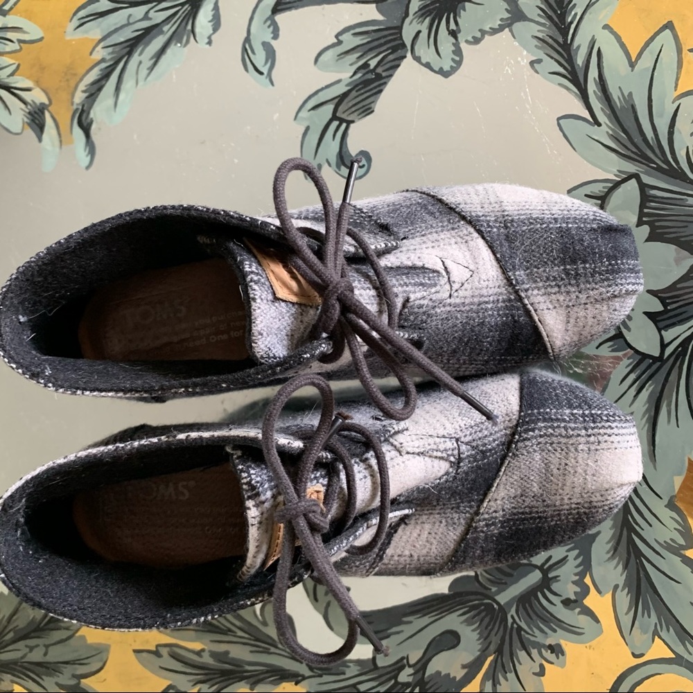Toms plaid weather wedges